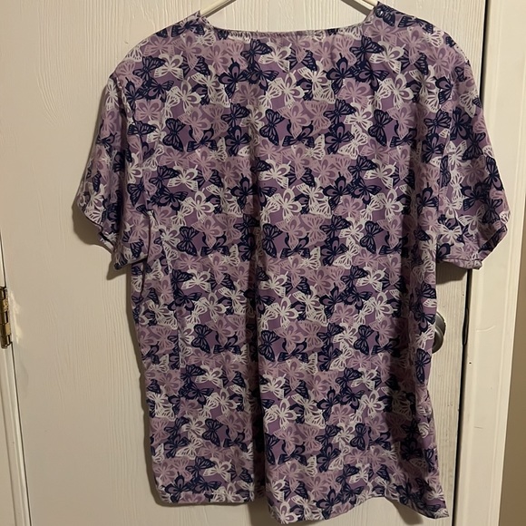 No longer wear scrubs. XL - Picture 2 of 3